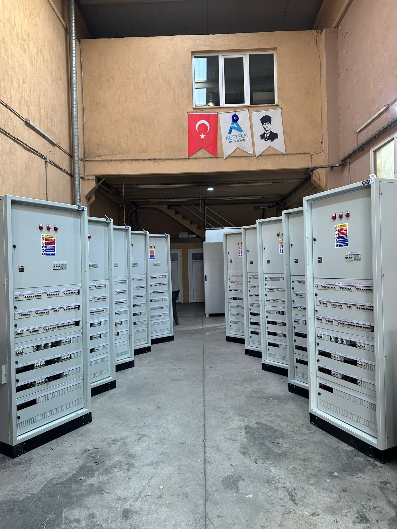 Atolyede siralanmis dagitim panolari