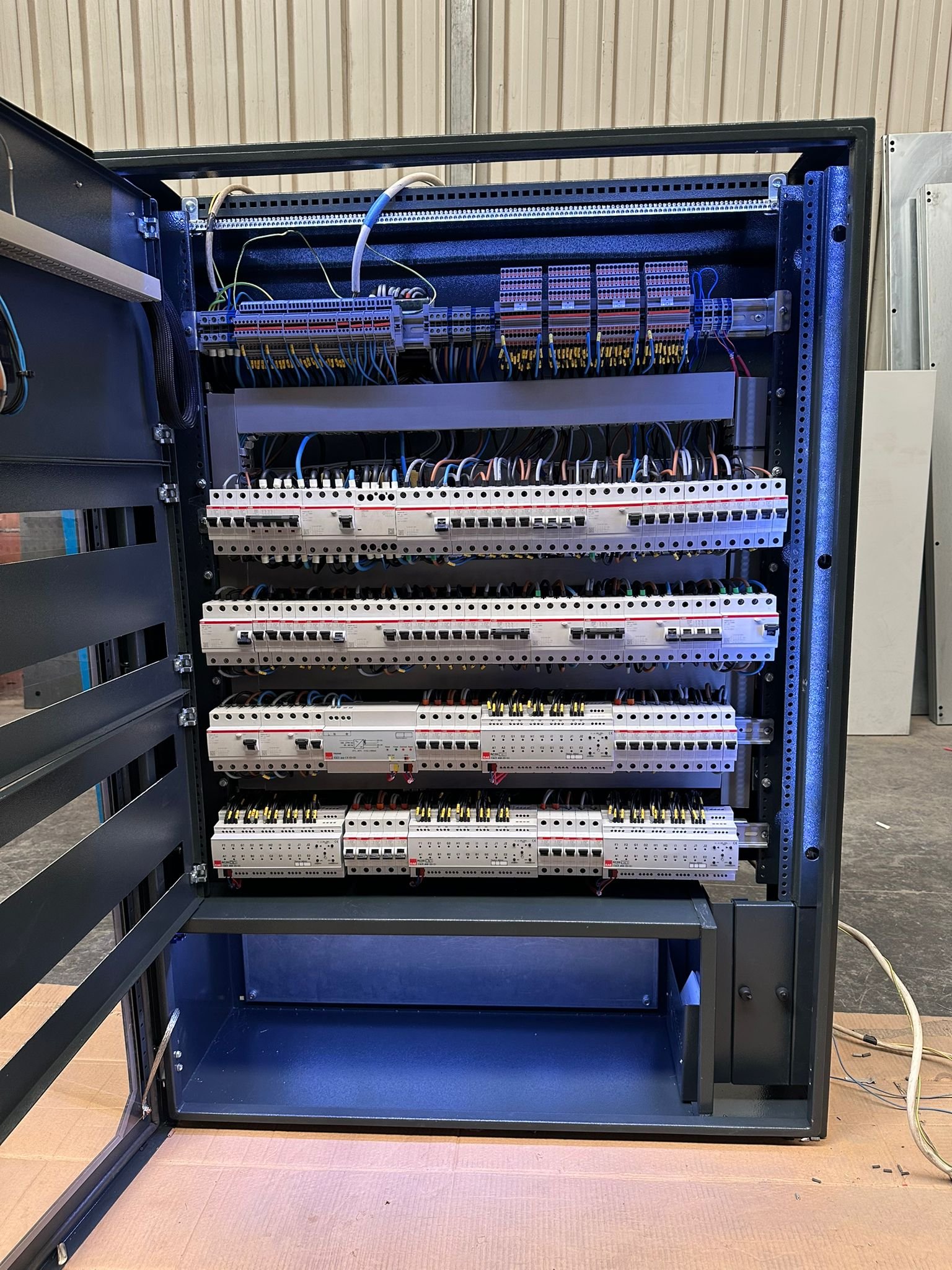 Kontrol ve dagitim kabineti ici