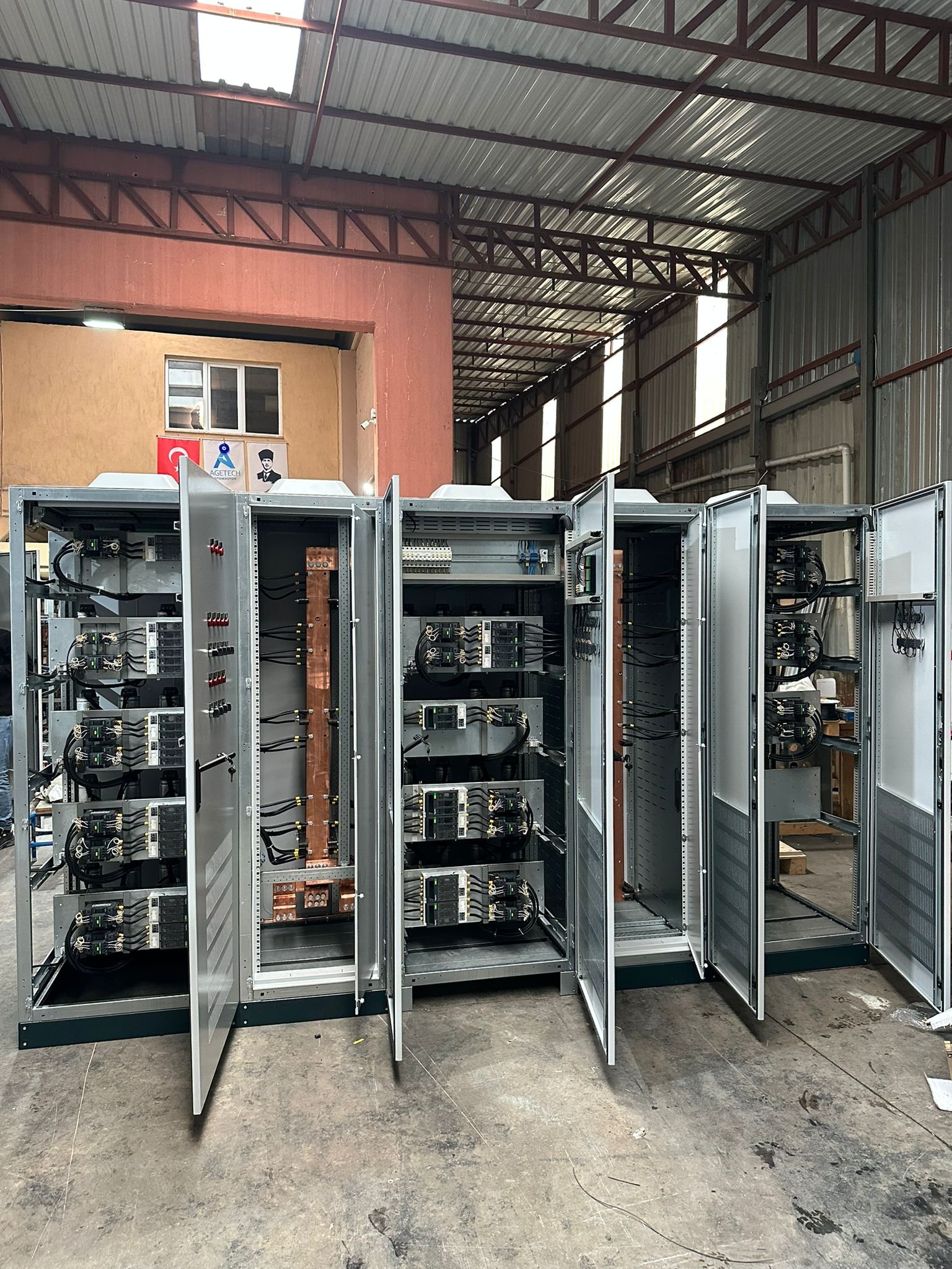 Atolyede acik pano dizisi